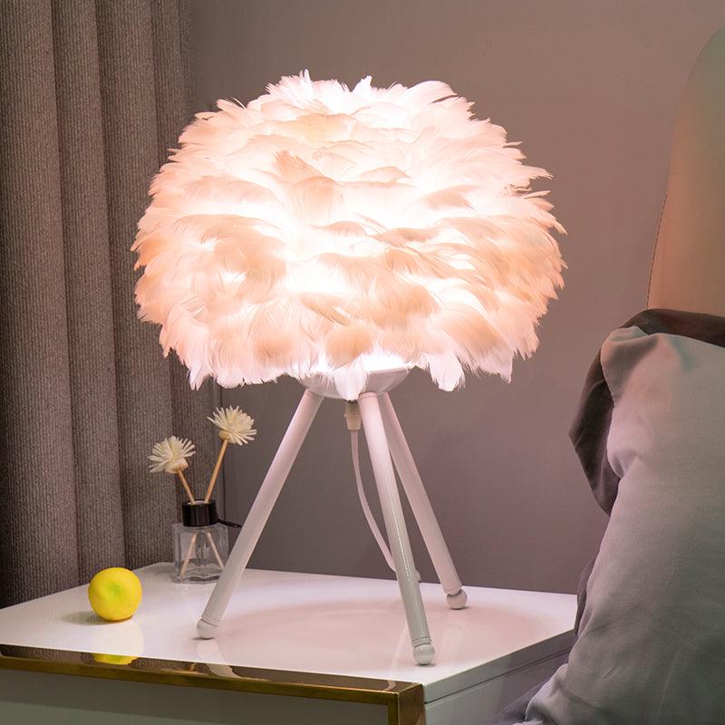 Candeeiro de mesa feminino Nilo com penas