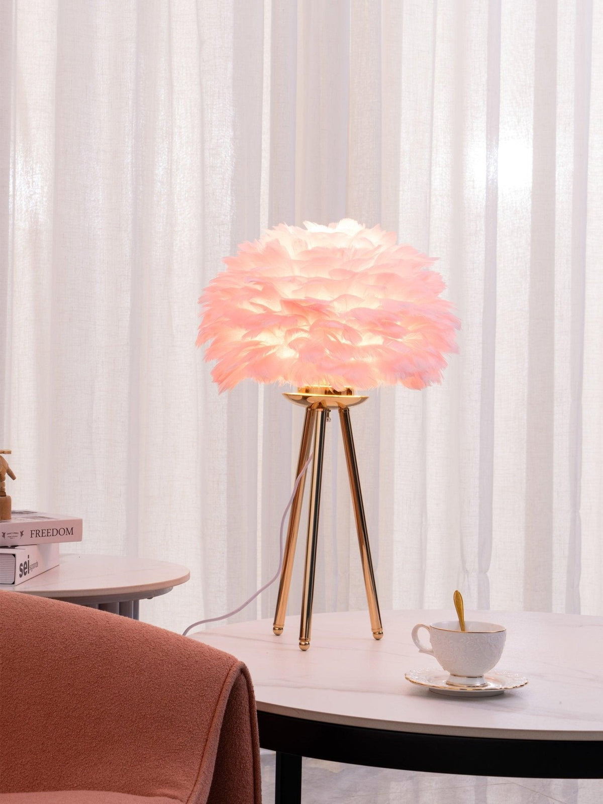 Candeeiro de mesa feminino Nilo com penas