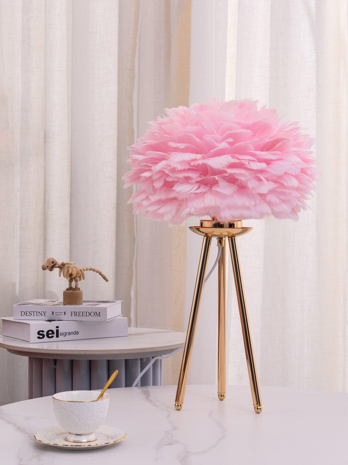 Candeeiro de mesa feminino Nilo com penas