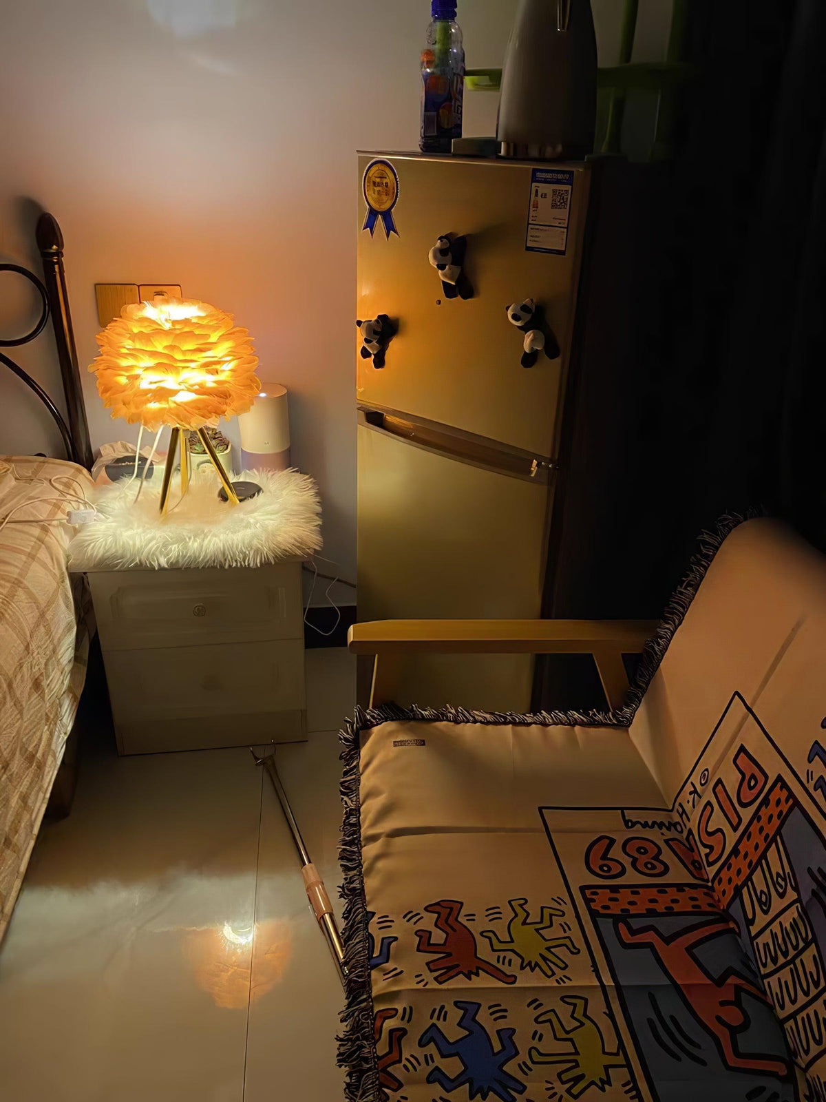 Candeeiro de mesa feminino Nilo com penas