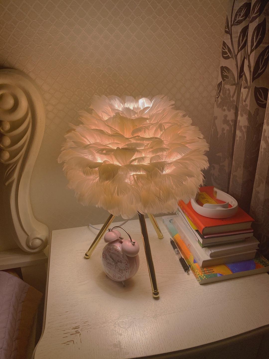 Candeeiro de mesa feminino Nilo com penas