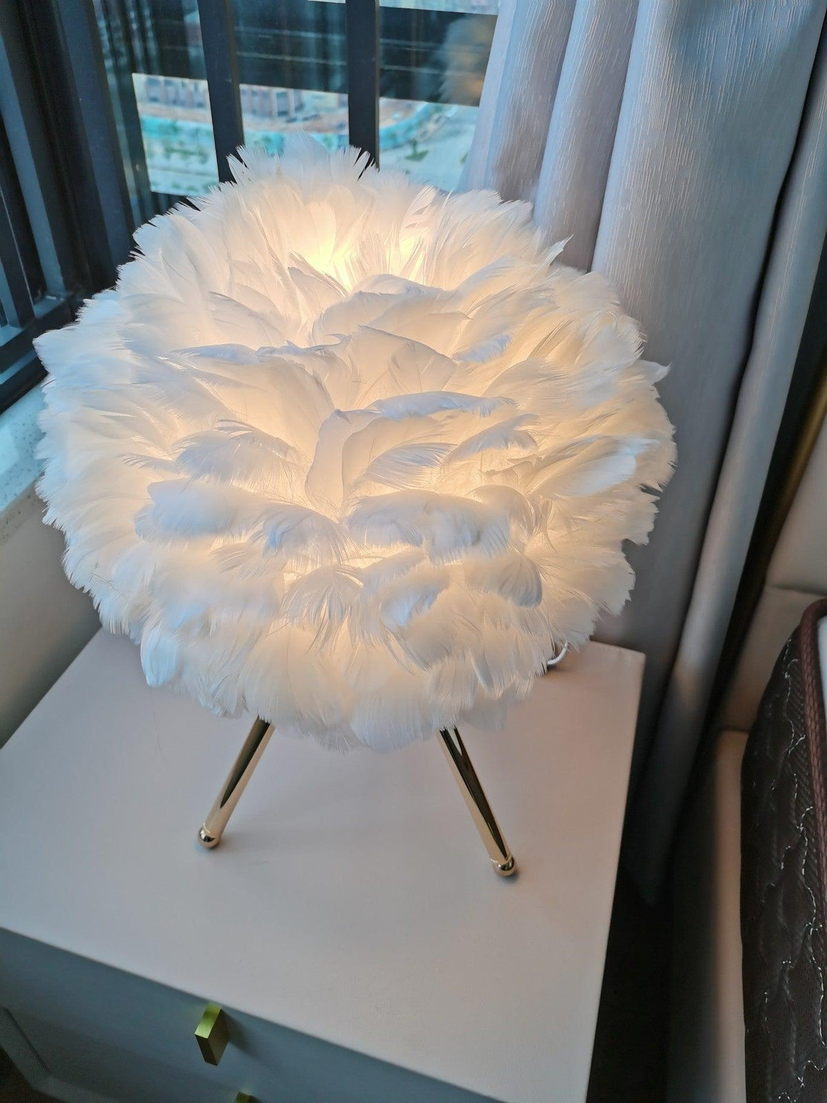 Candeeiro de mesa feminino Nilo com penas