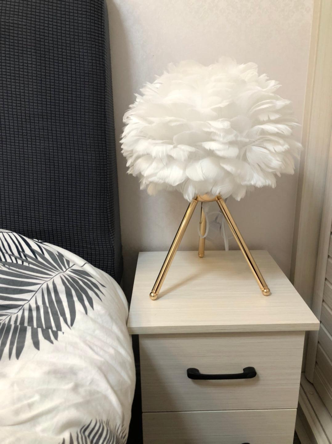 Candeeiro de mesa feminino Nilo com penas