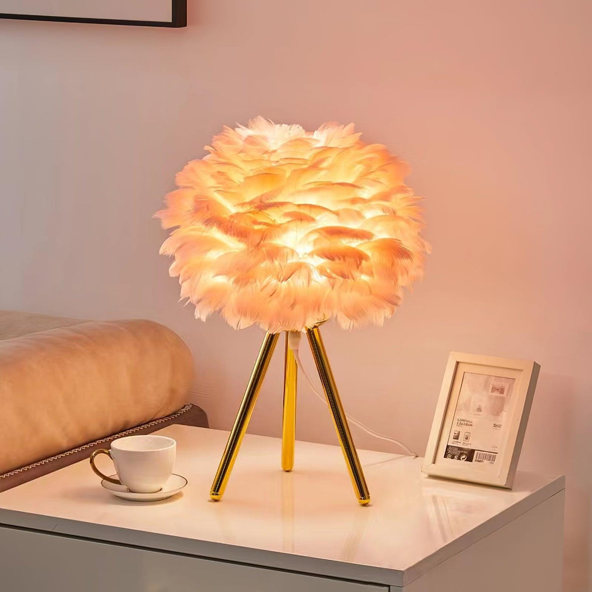 Candeeiro de mesa feminino Nilo com penas