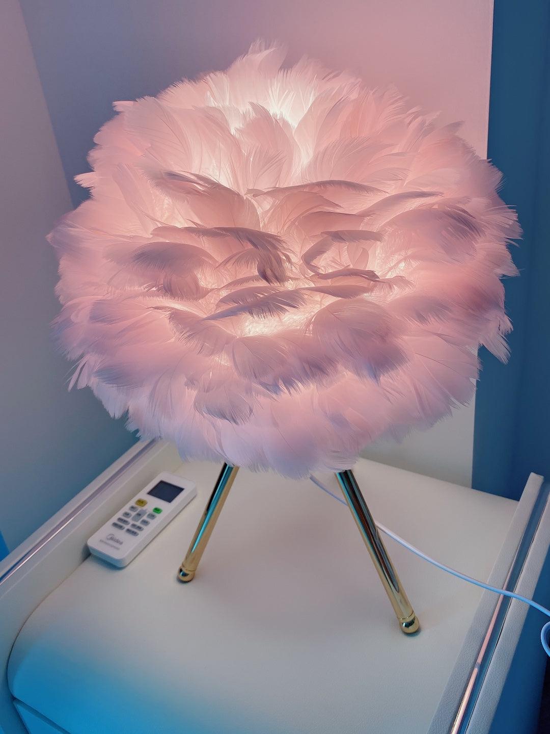 Candeeiro de mesa feminino Nilo com penas