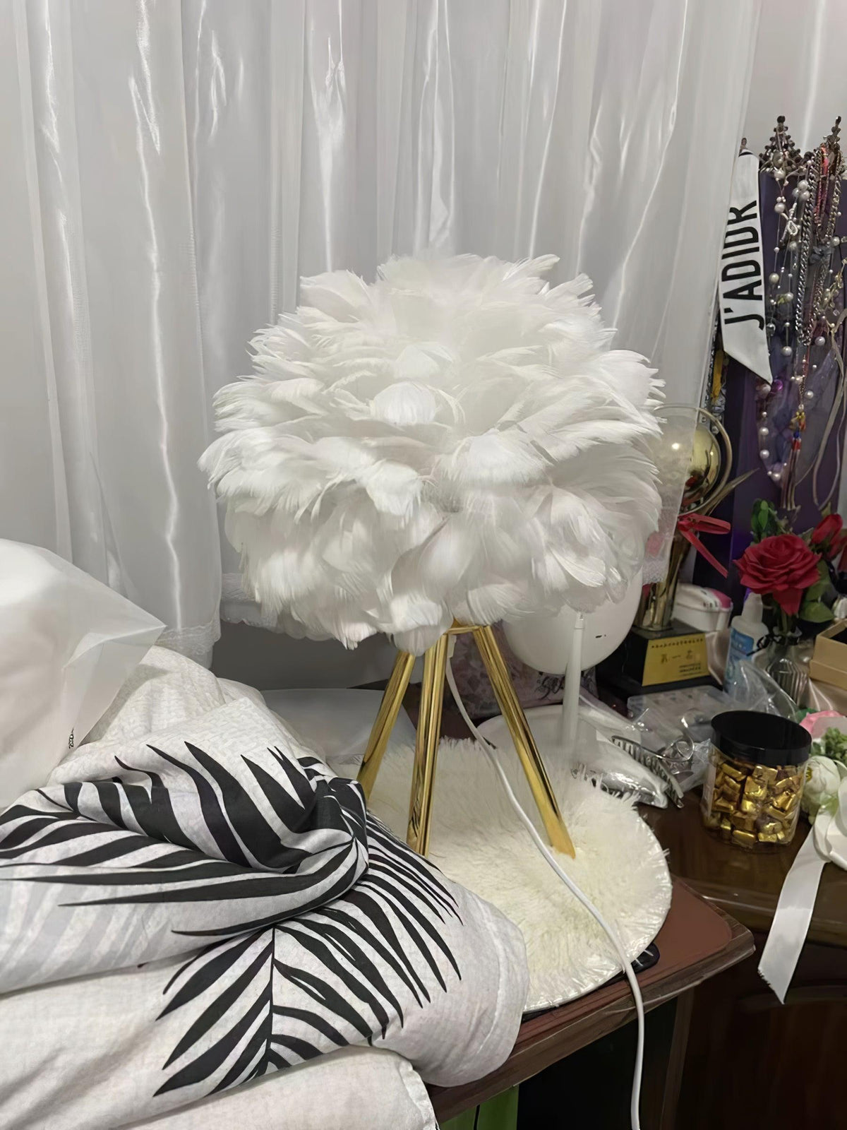 Candeeiro de mesa feminino Nilo com penas