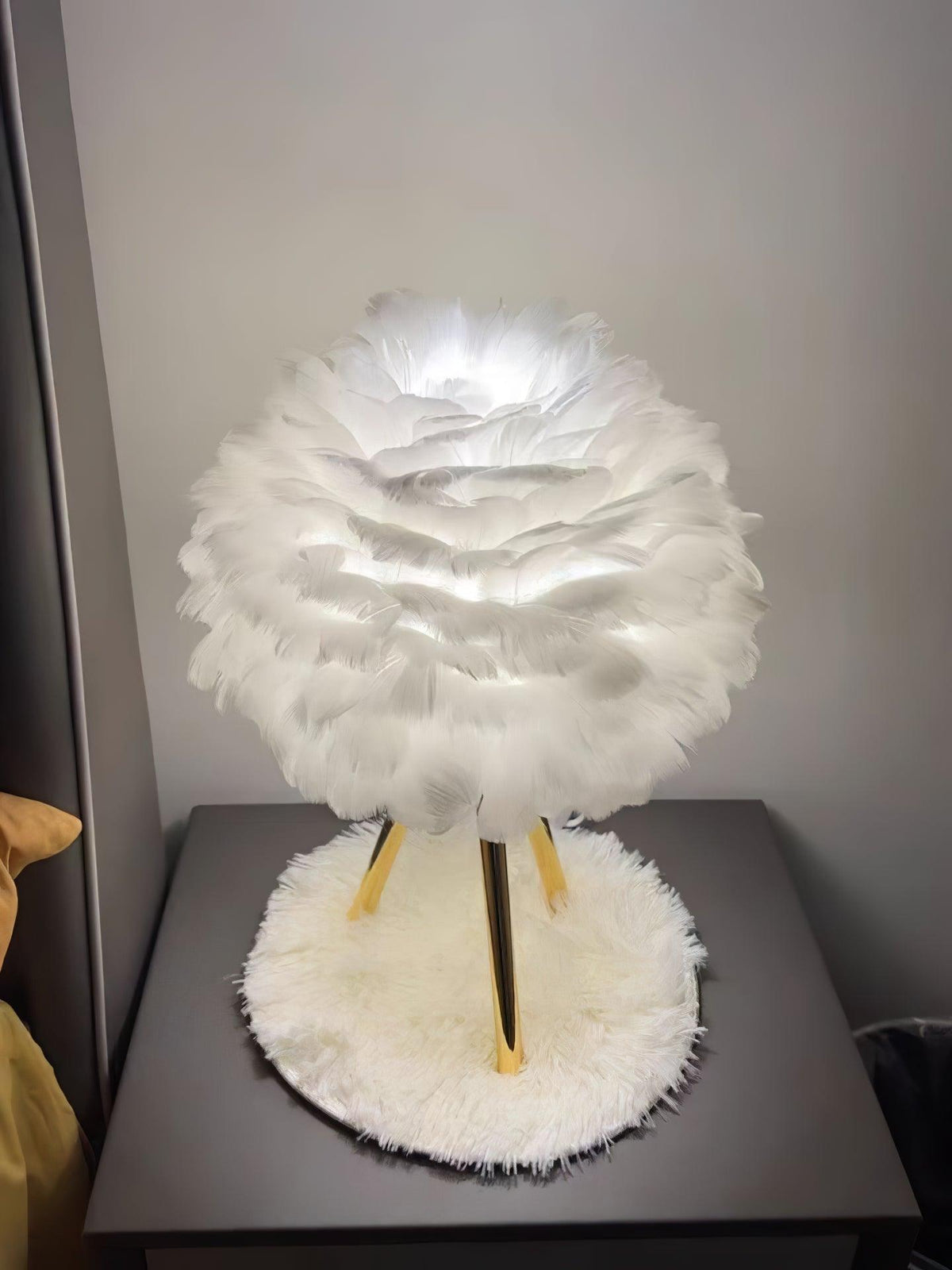 Candeeiro de mesa feminino Nilo com penas