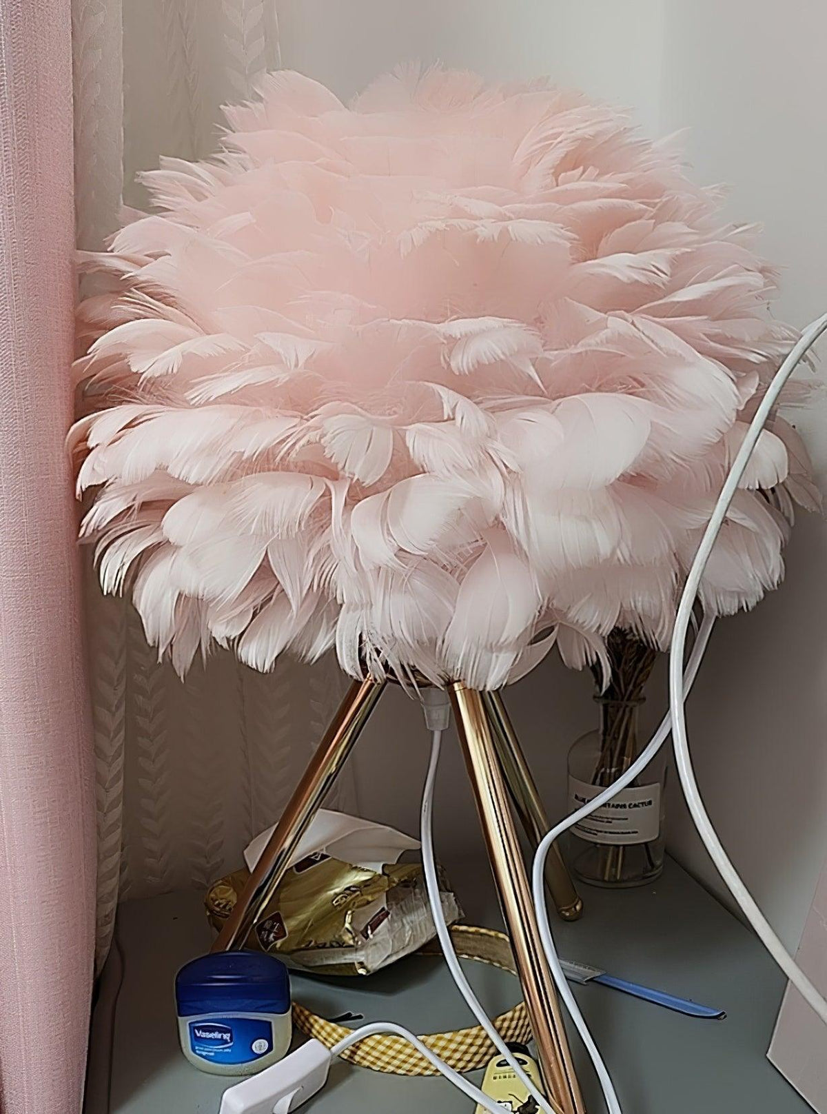 Candeeiro de mesa feminino Nilo com penas