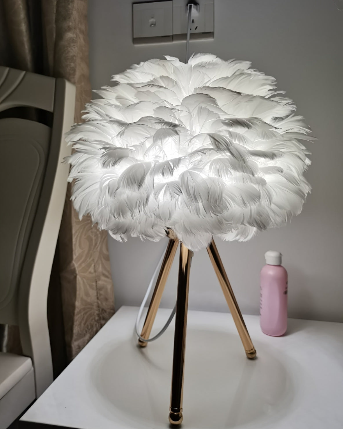 Candeeiro de mesa feminino Nilo com penas