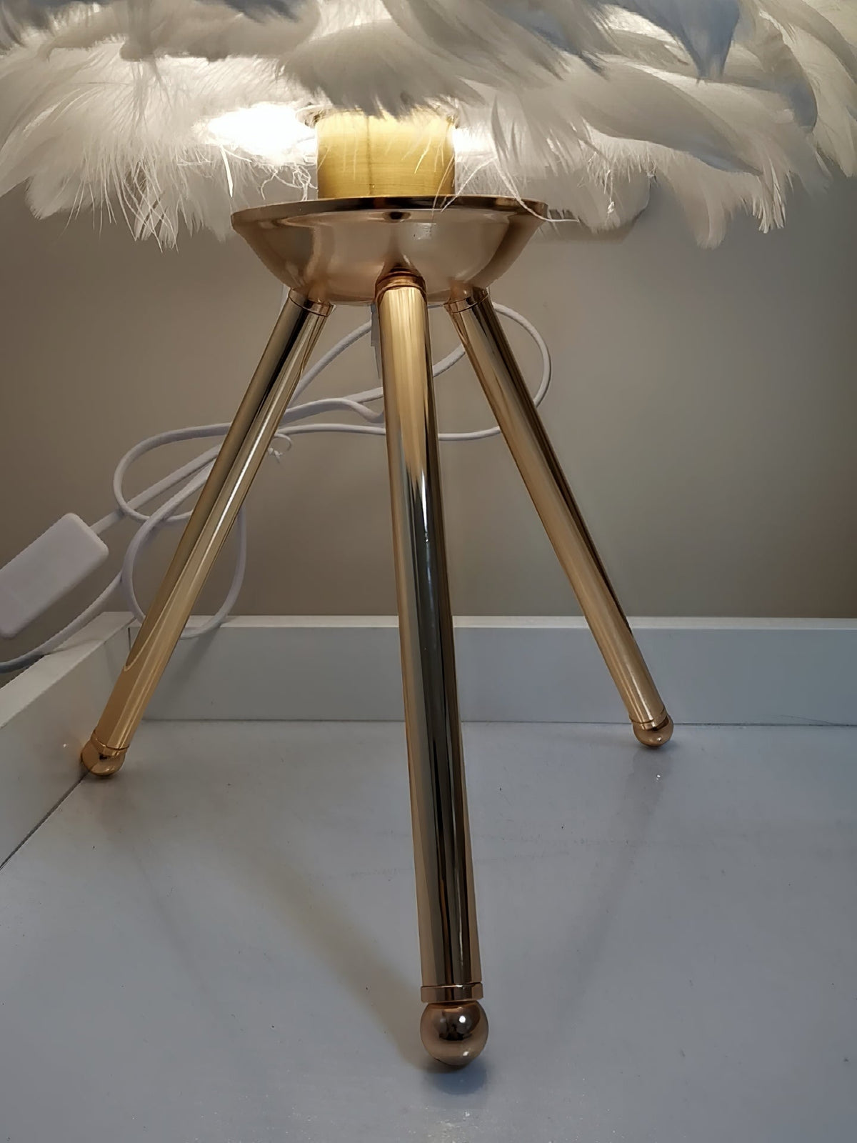 Candeeiro de mesa feminino Nilo com penas