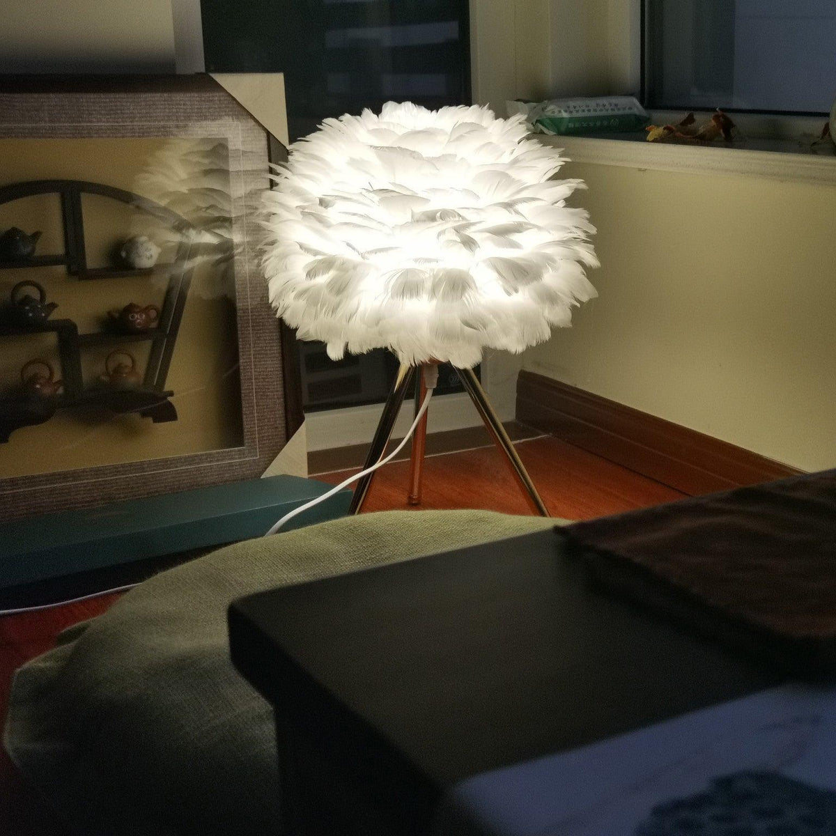 Candeeiro de mesa feminino Nilo com penas