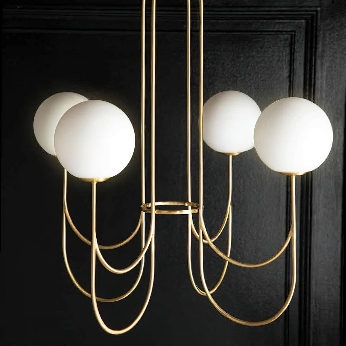 Candelabro minimalista moderno em vidro e metal Mjolkuvyi