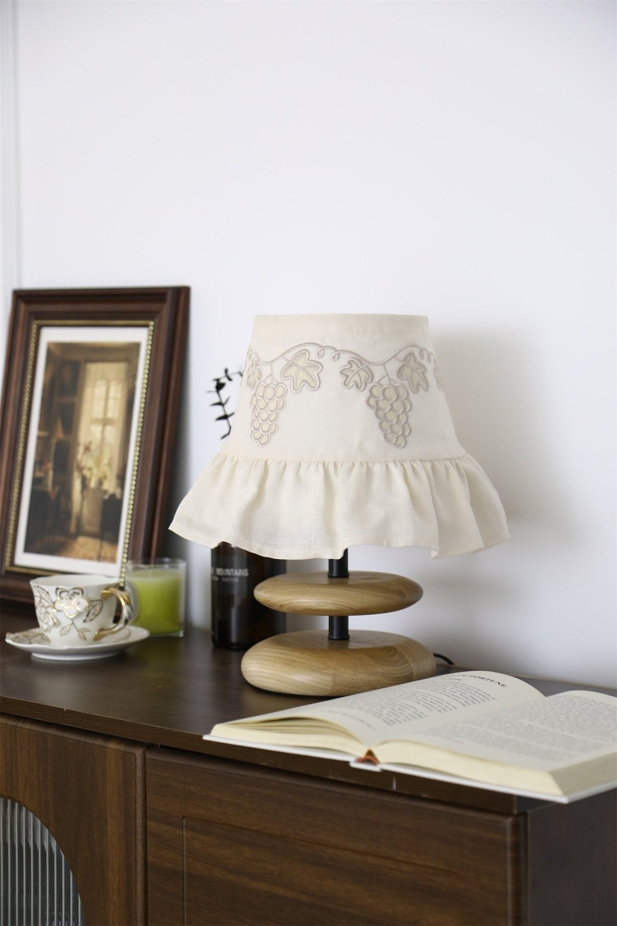 Bordlampe med druebroderi