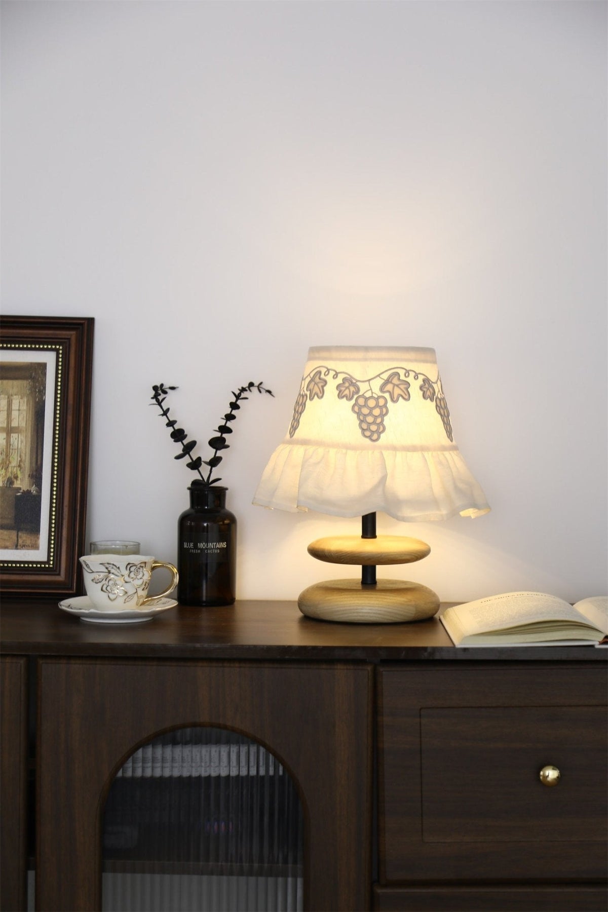 Bordlampe med druebroderi