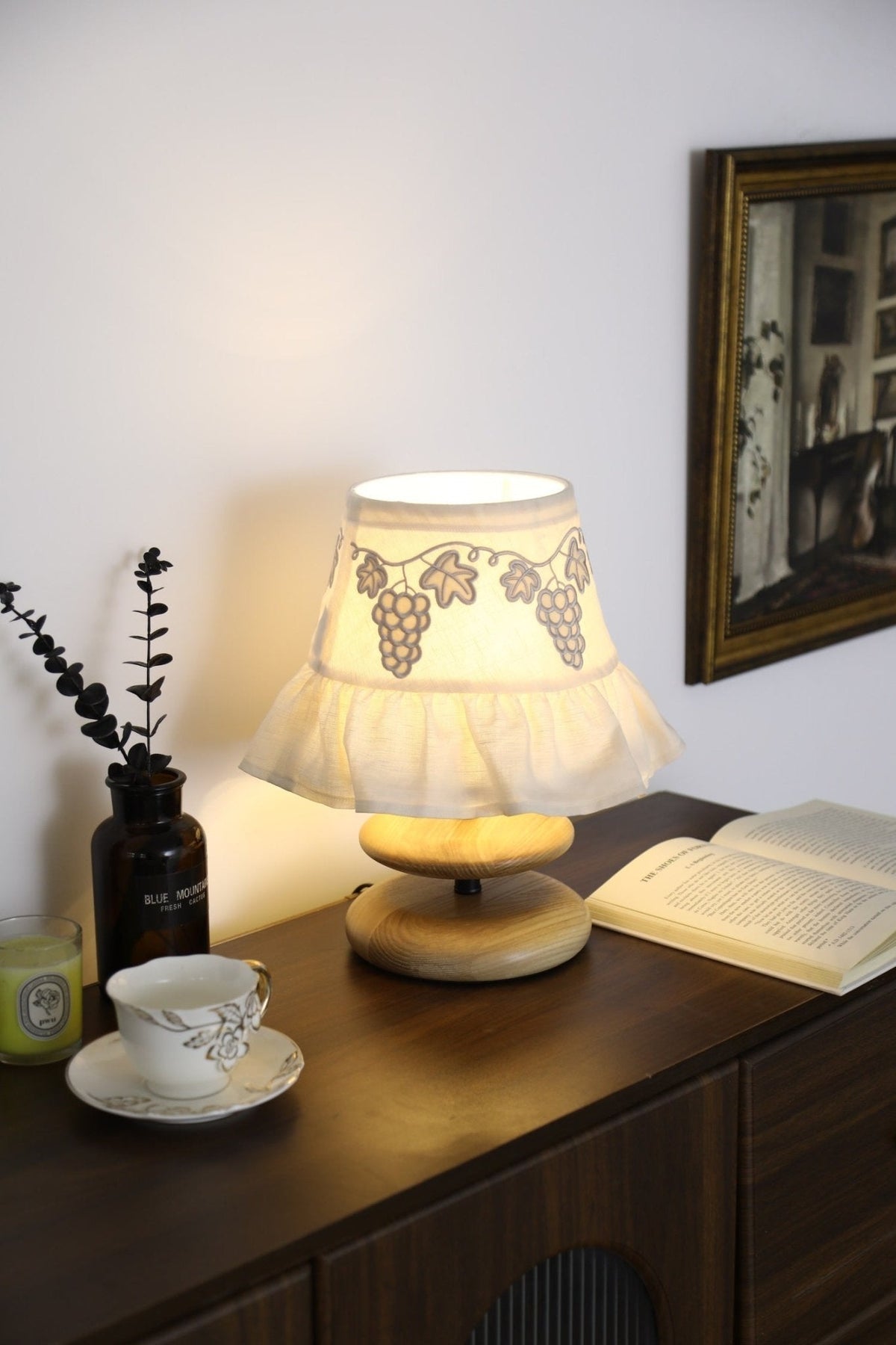 Bordlampe med druebroderi