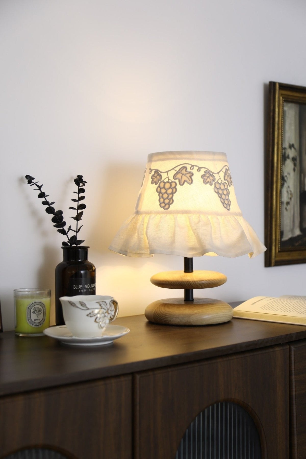 Bordlampe med druebroderi