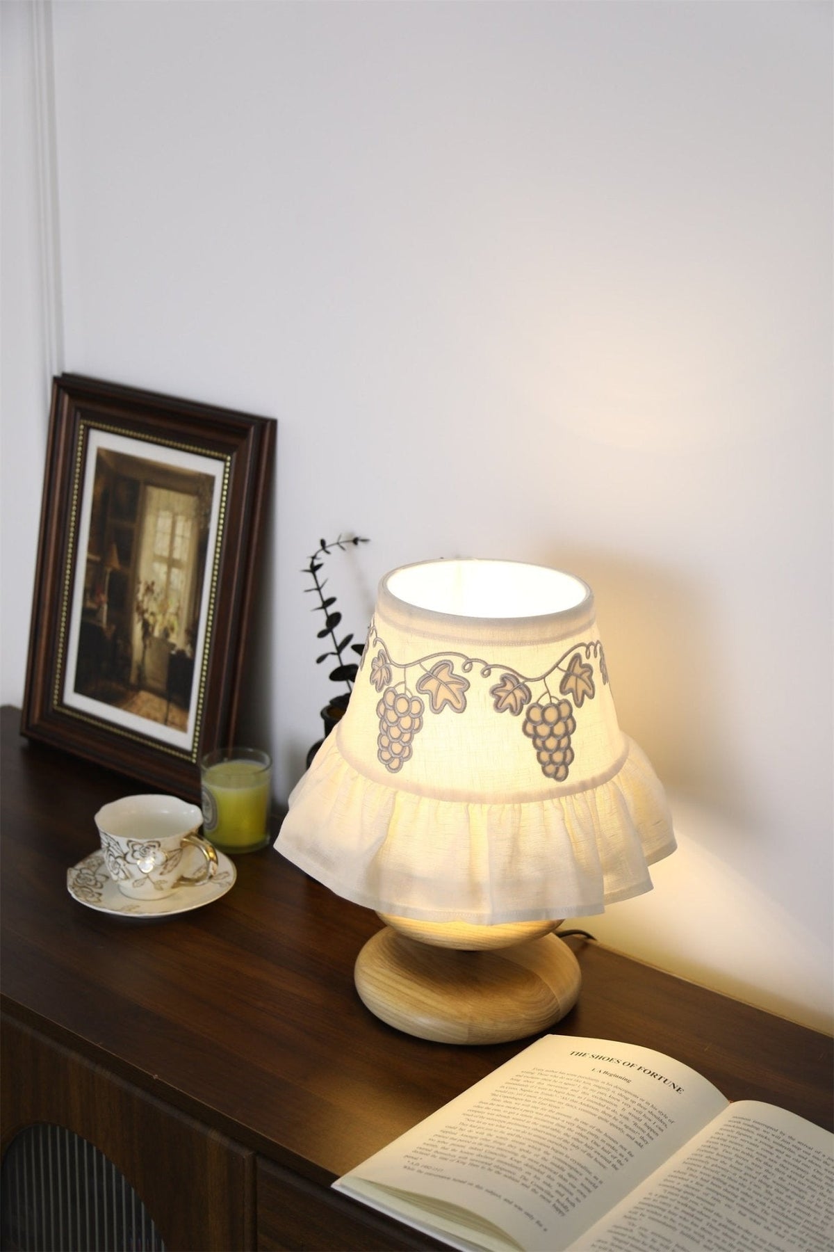 Bordlampe med druebroderi