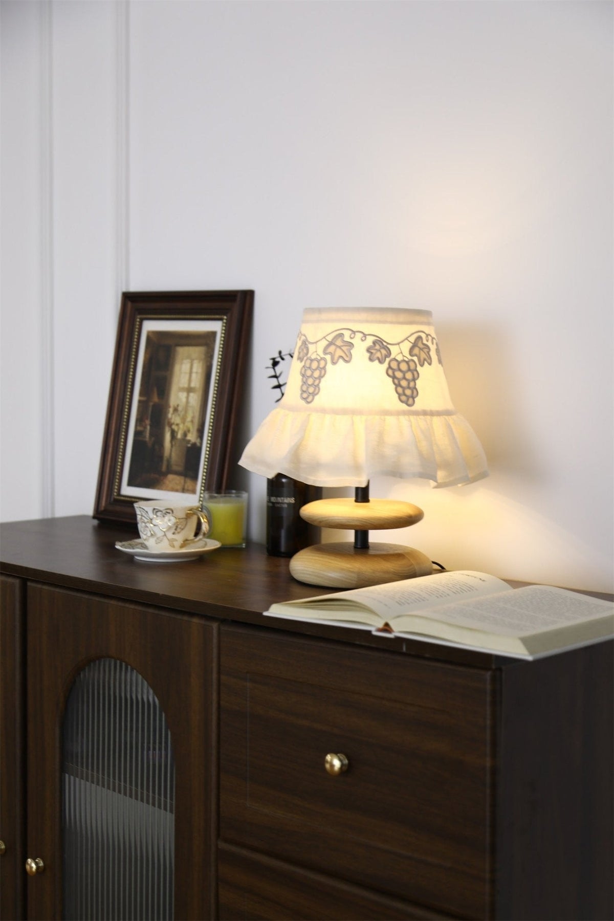 Bordlampe med druebroderi