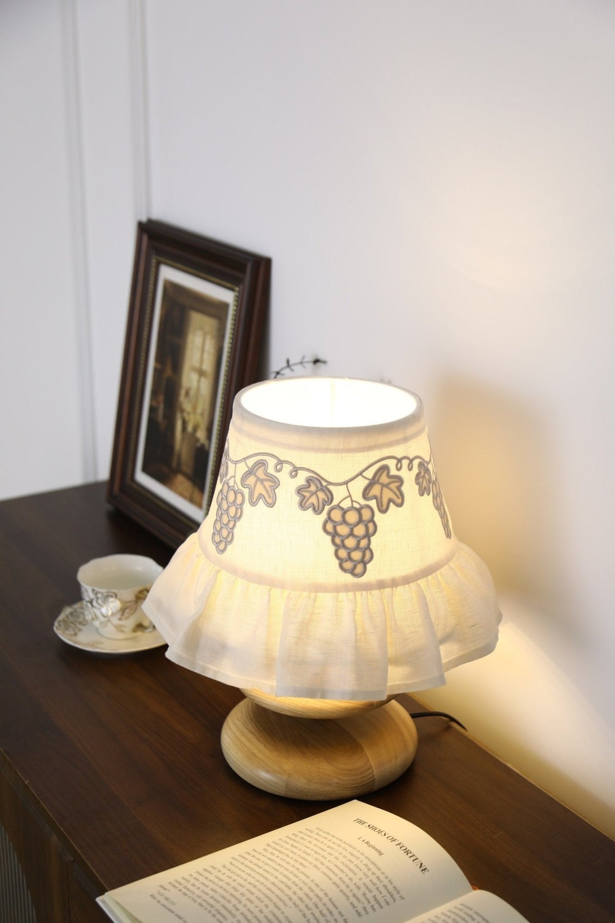 Bordlampe med druebroderi