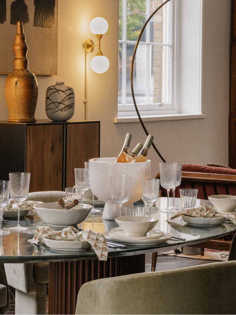 Elegant dekorativ skål i grøn marmor med skulpturelt interiørdesign