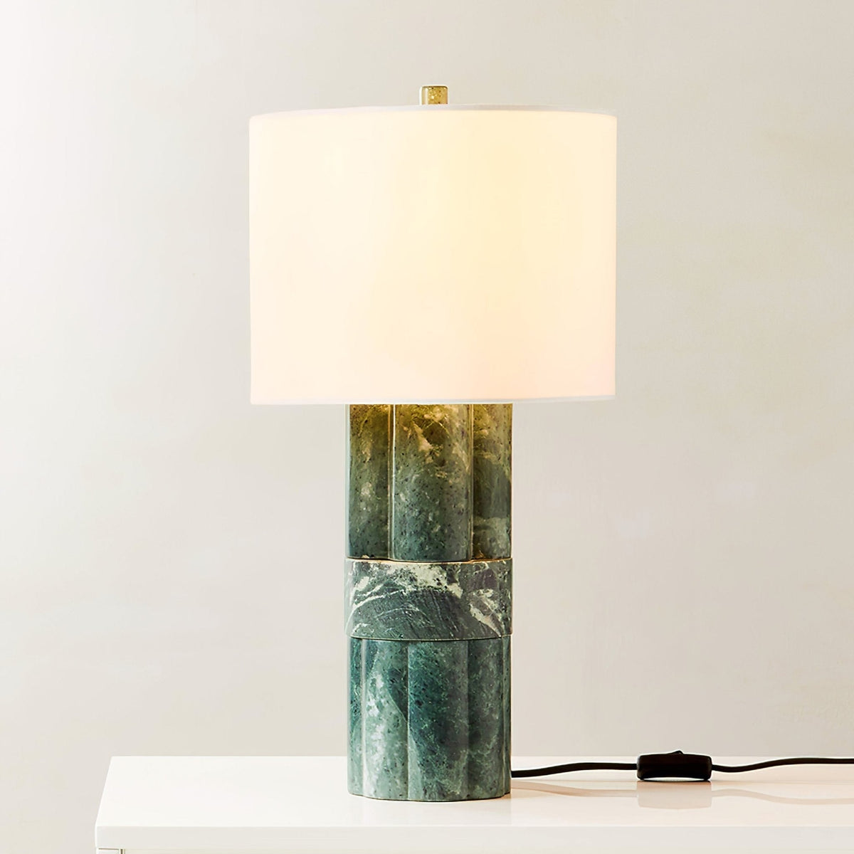 Petalielle moderne marmorbordlampe