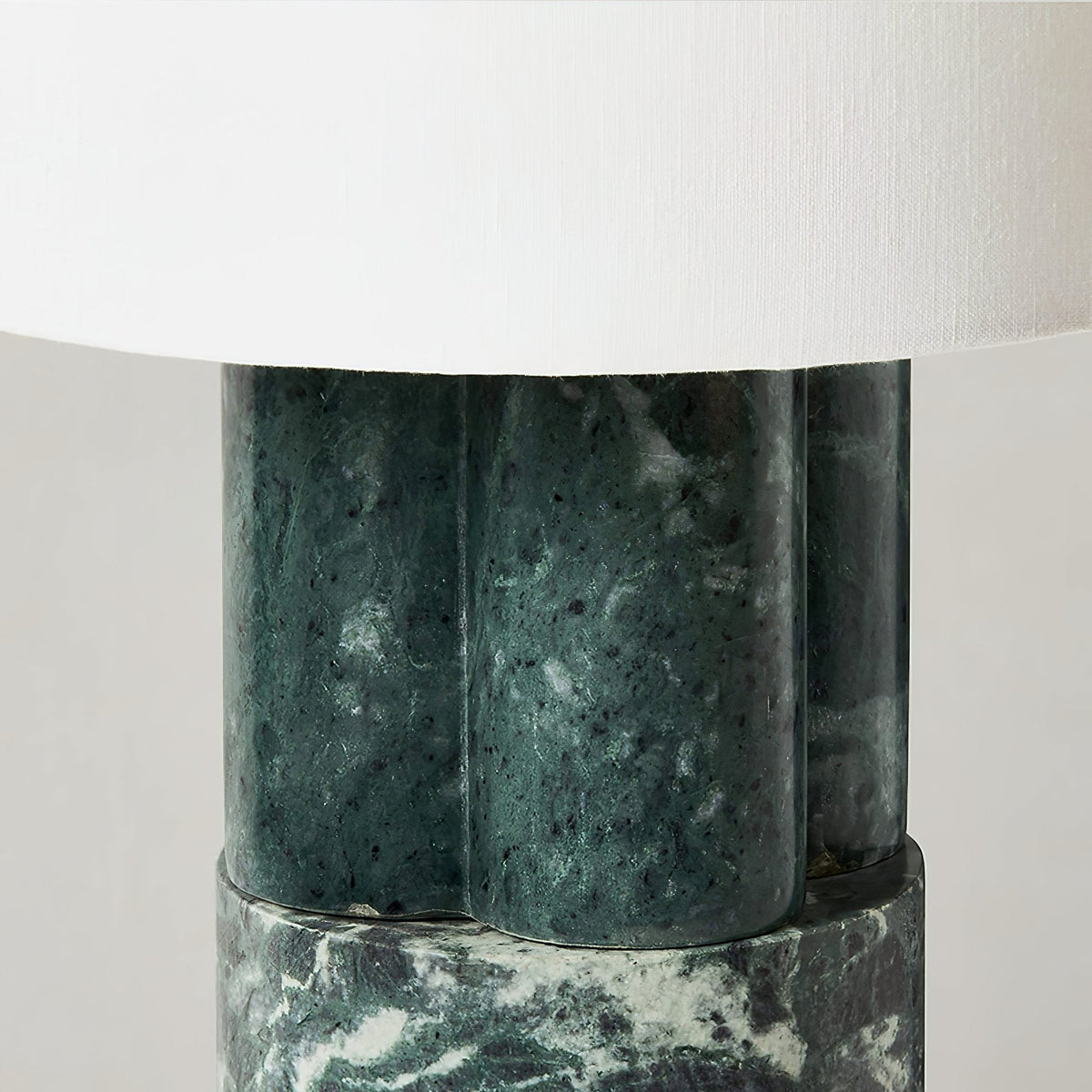 Petalielle moderne marmorbordlampe
