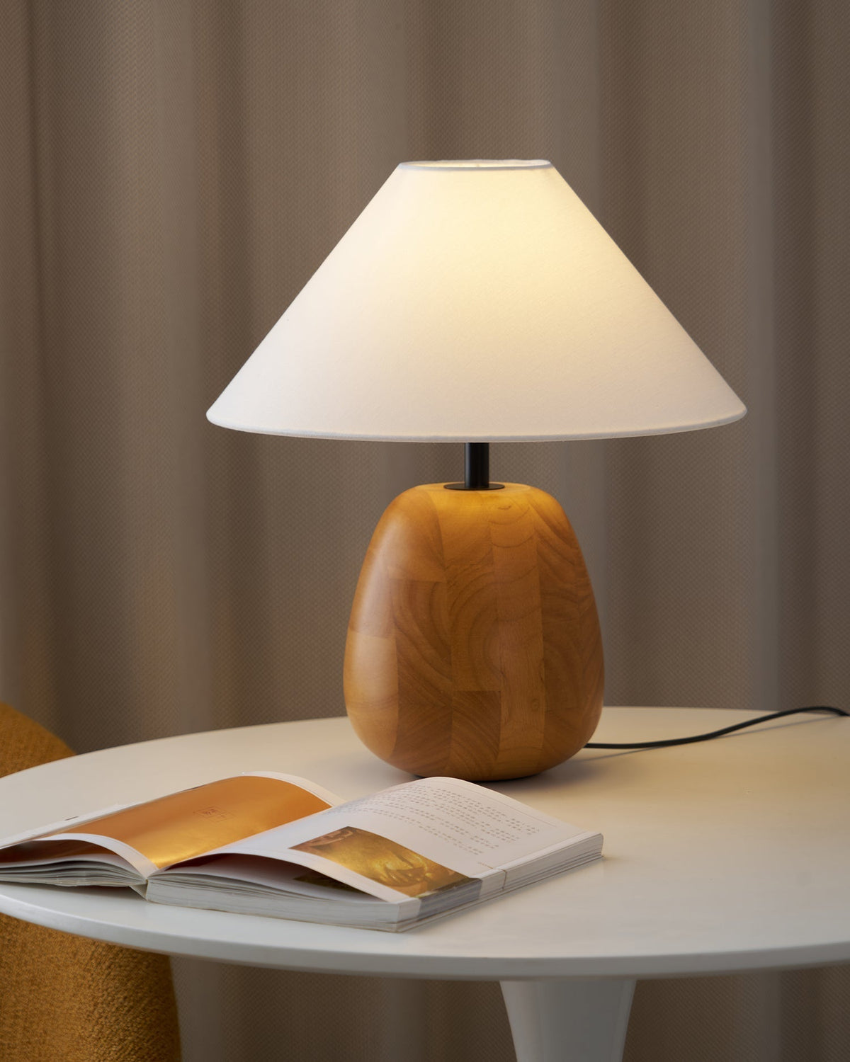 Candeeiro de mesa em madeira Lindenier