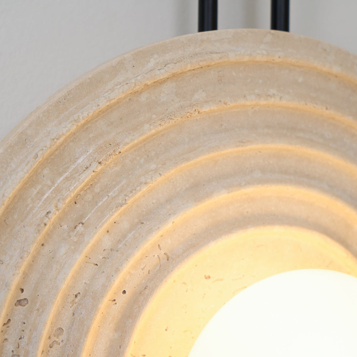 Candeeiro de parede Isoror em travertino com anéis em espiral