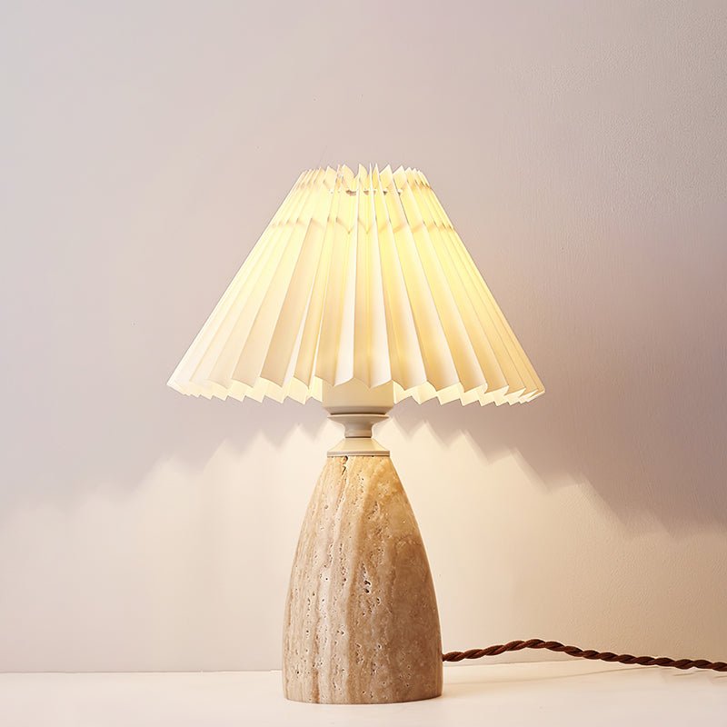 Arsorarae veckad bordslampa i travertin