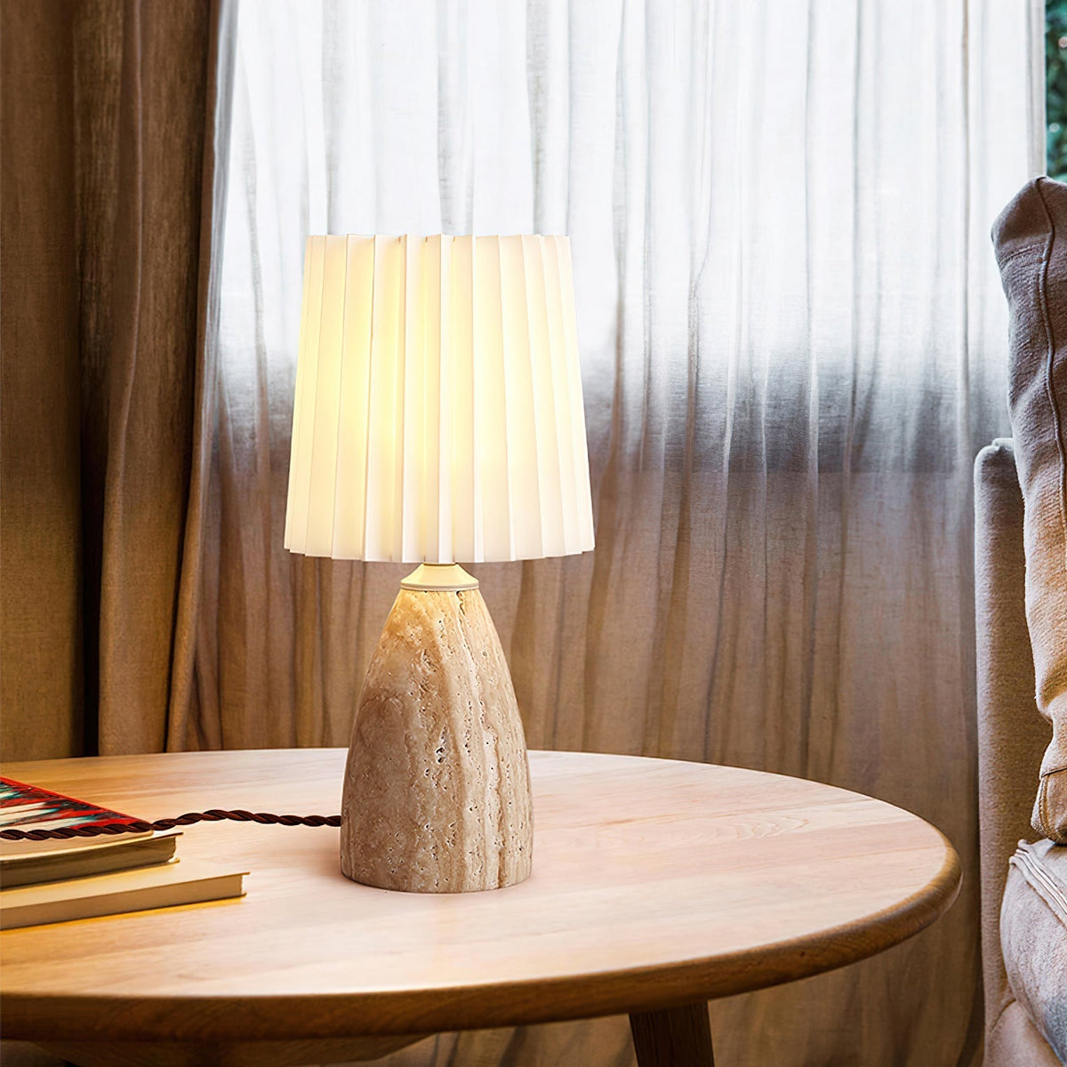 Arsorarae veckad bordslampa i travertin