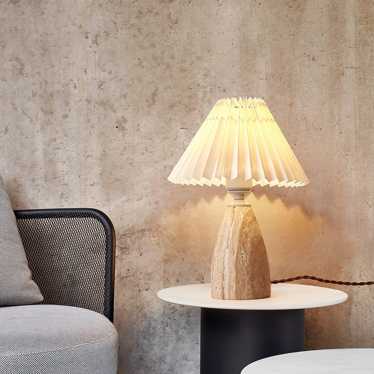 Arsorarae veckad bordslampa i travertin