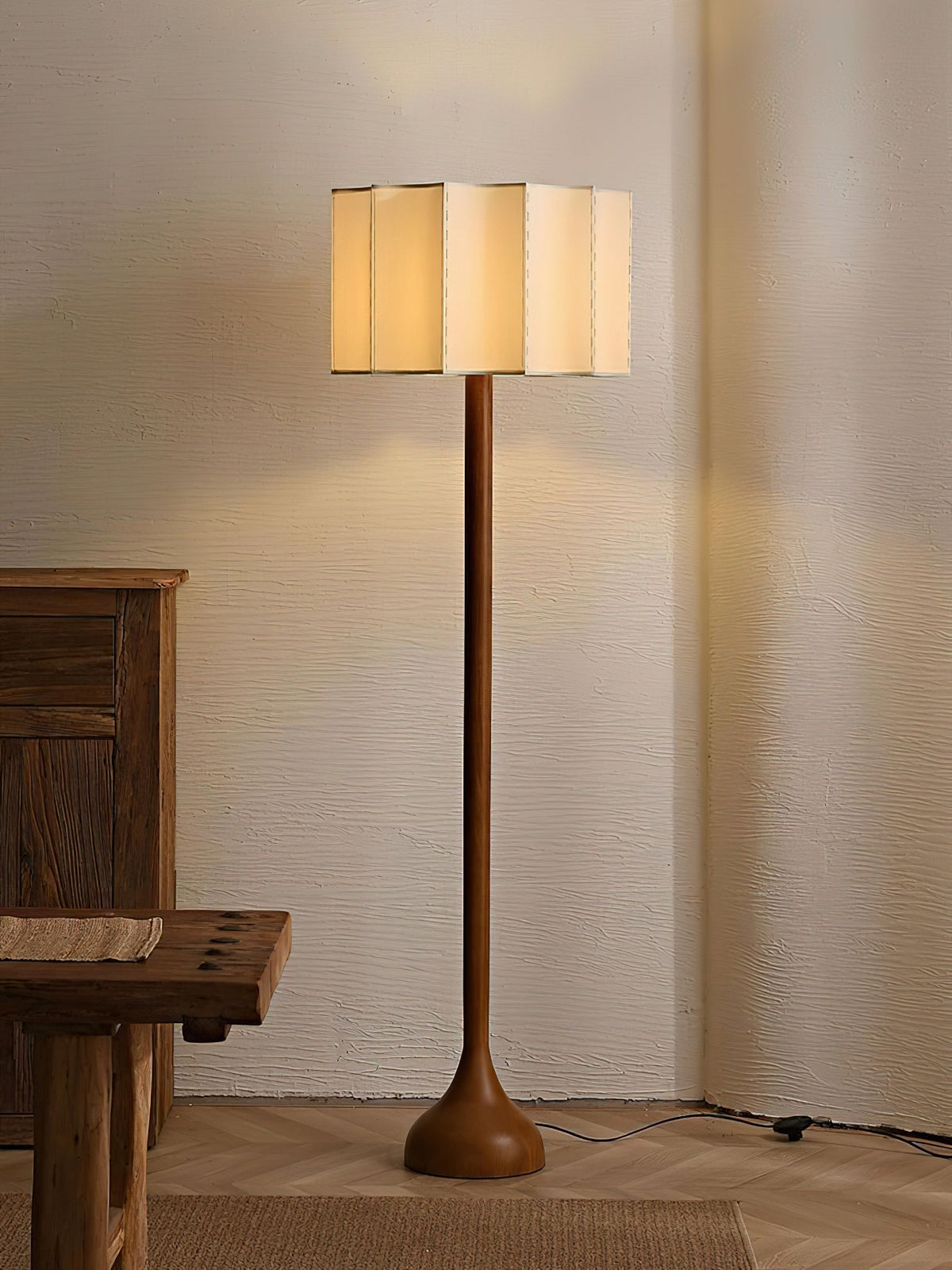 Candeeiro de pé Bexi, madeira minimalista