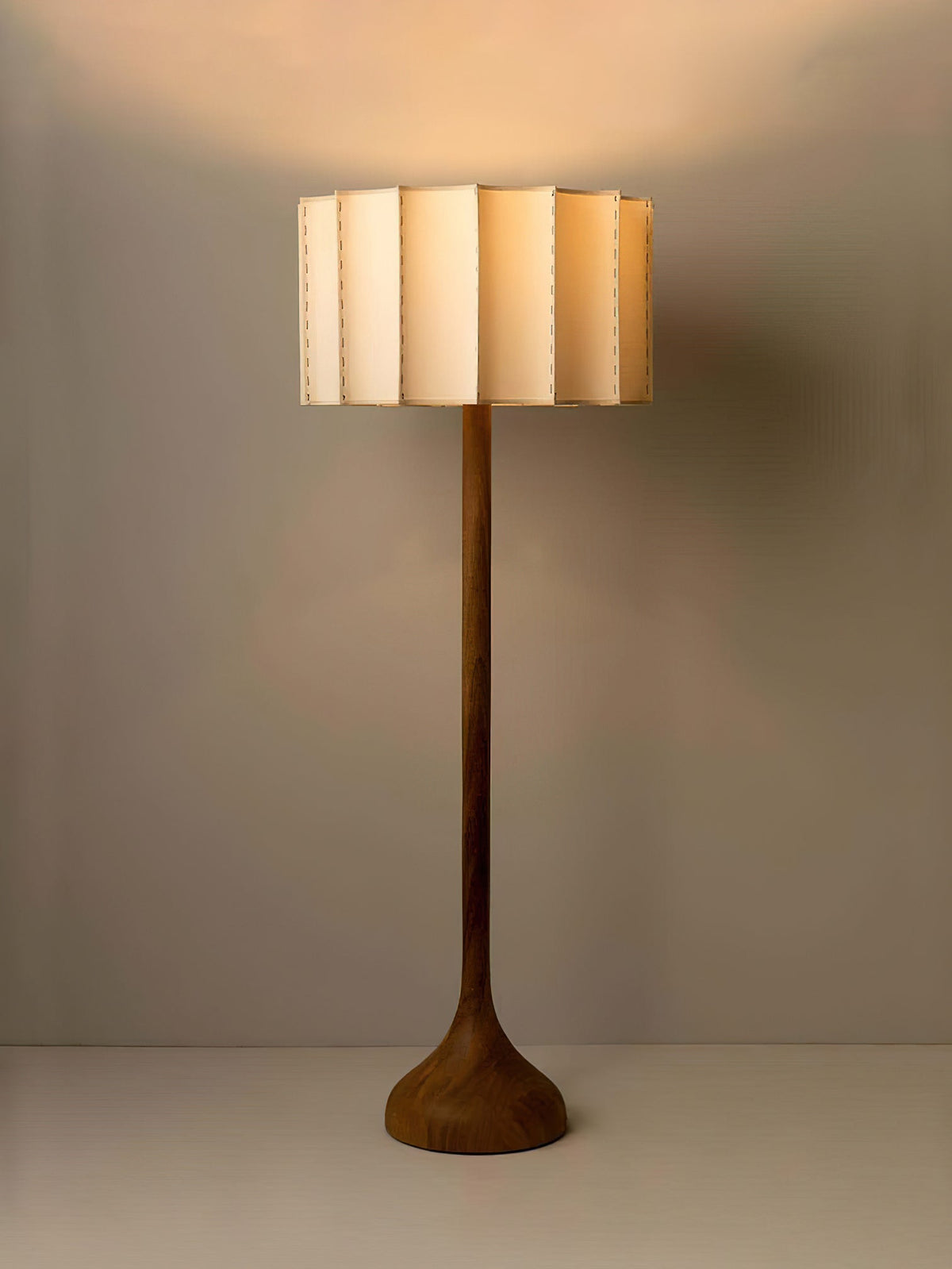 Candeeiro de pé Bexi, madeira minimalista