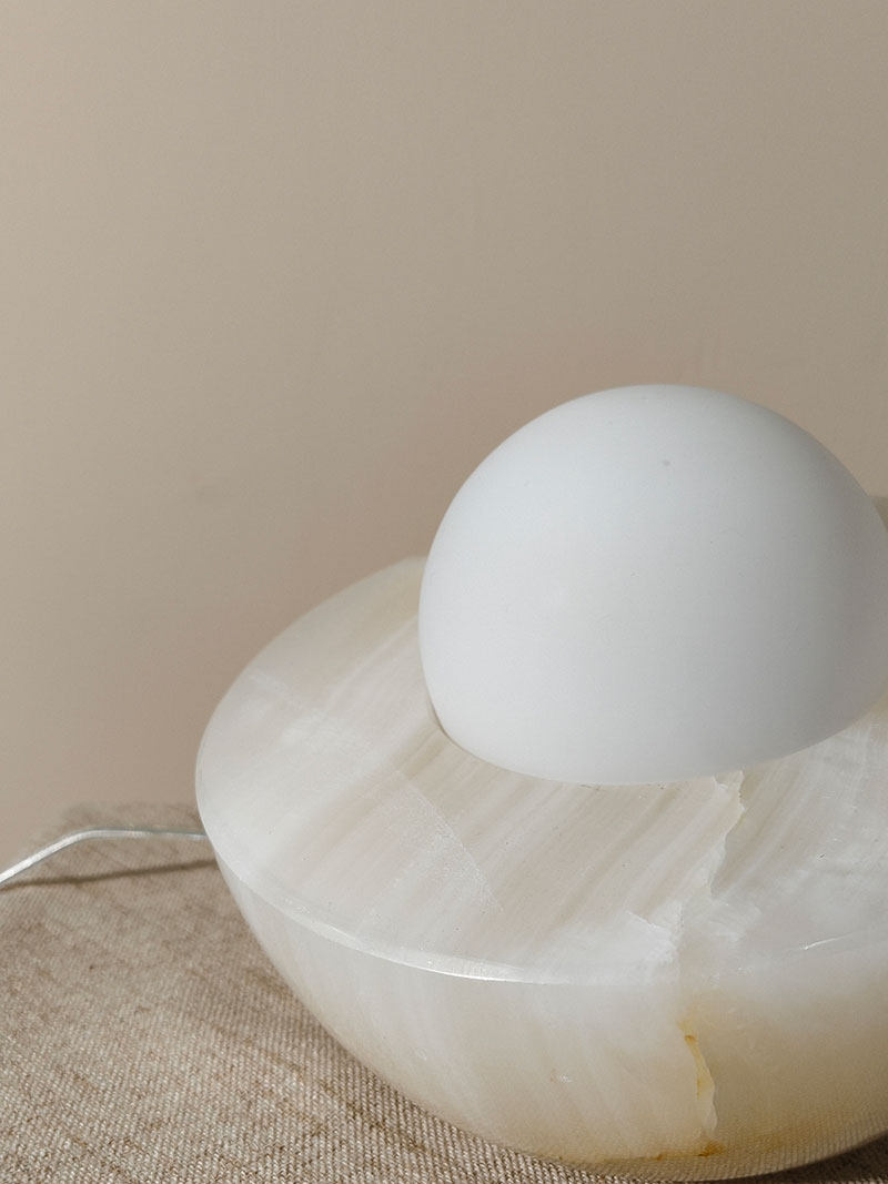 Fryle mínímalískur borðlampi með geislabaug úr jade