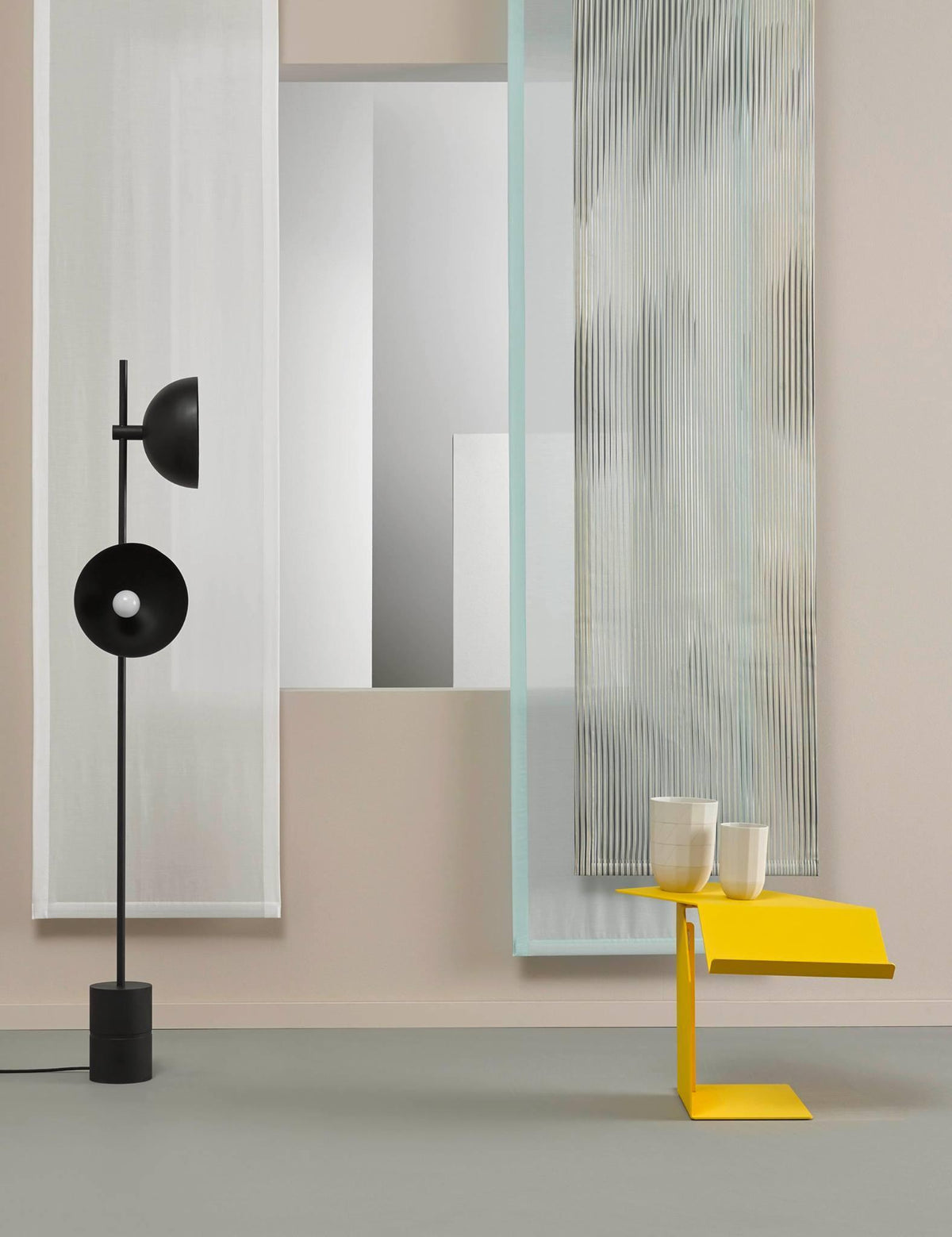 Candeeiro de pé minimalista em vidro Lumase