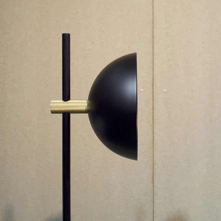 Candeeiro de pé minimalista em vidro Lumase