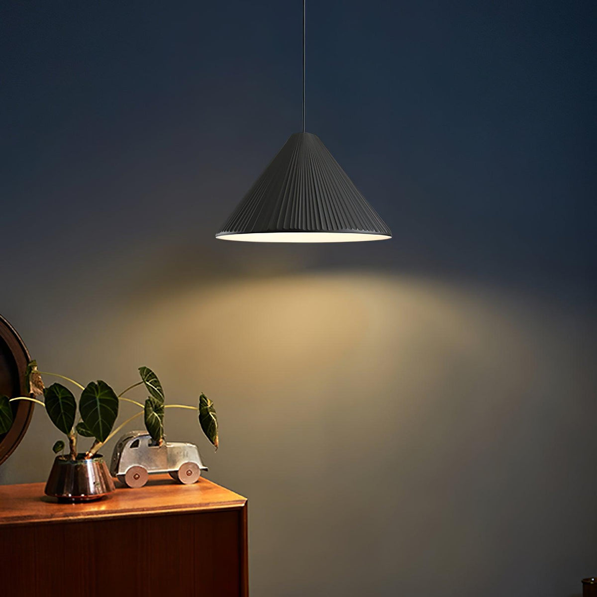 Cone Hat pendellampa i harts