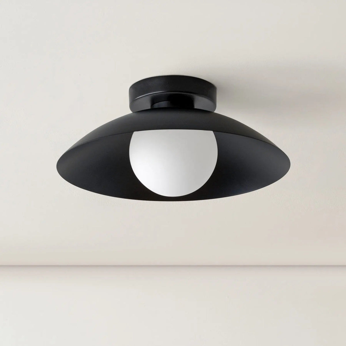 Arisha moderne loftlampe i sort, rød, pink og gul til soveværelse