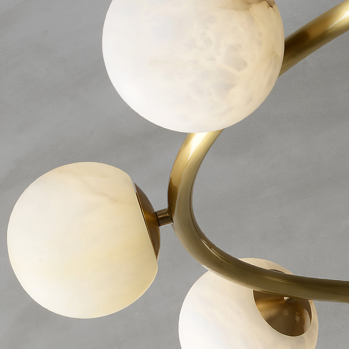 Candelabro Helix, globo de alabastro com halo