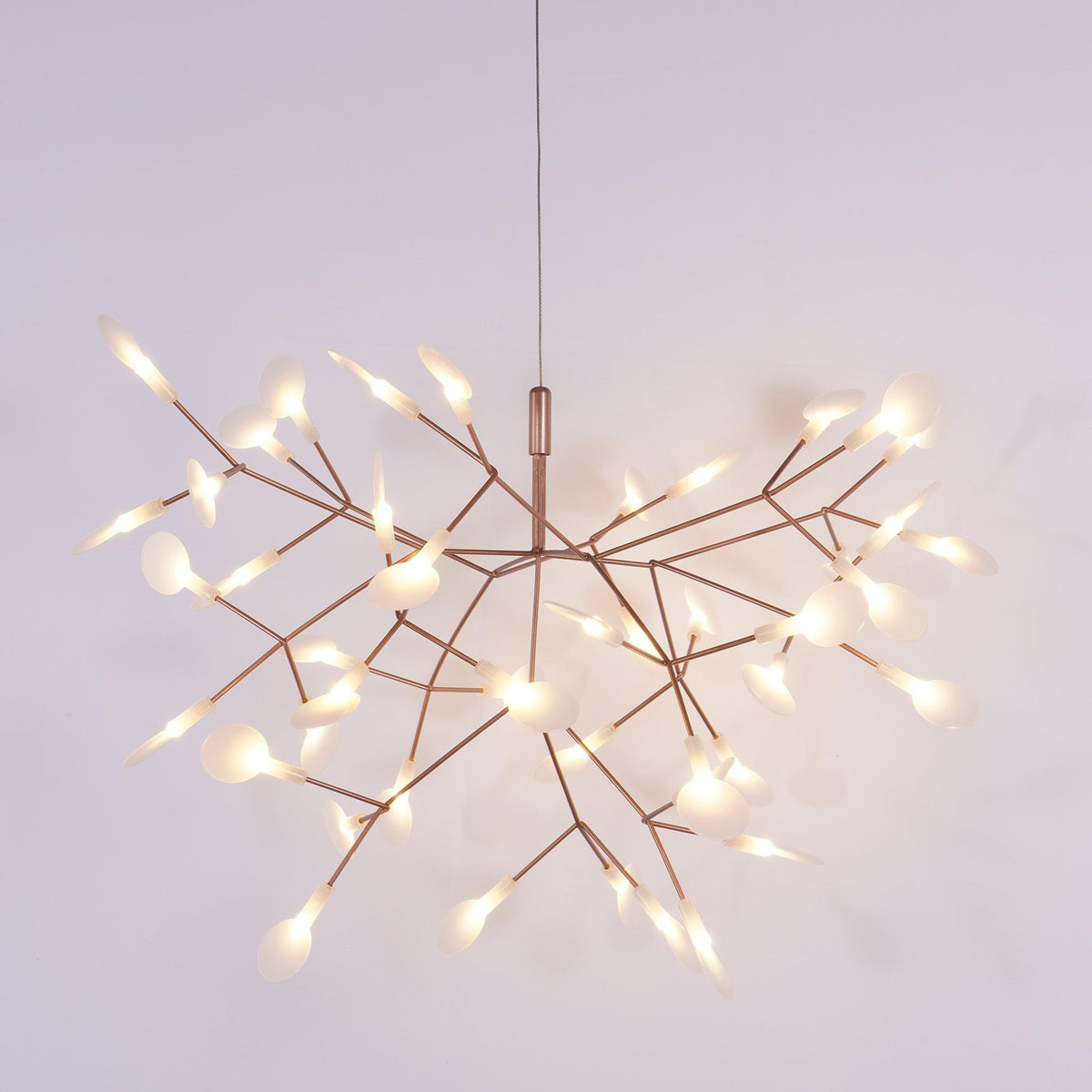 Auroreon lysekrone i rosaguld med LED-grene som ildfluer