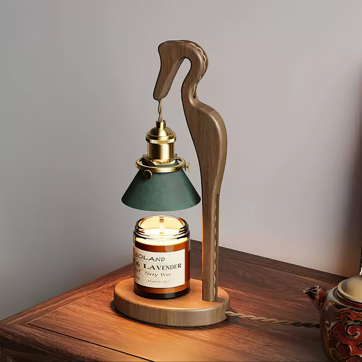 Cyn konstnärlig bordslampa i trä