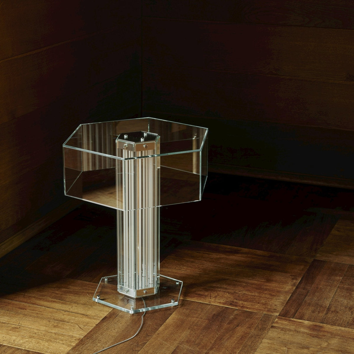 Bordlampe med sekskantet glas