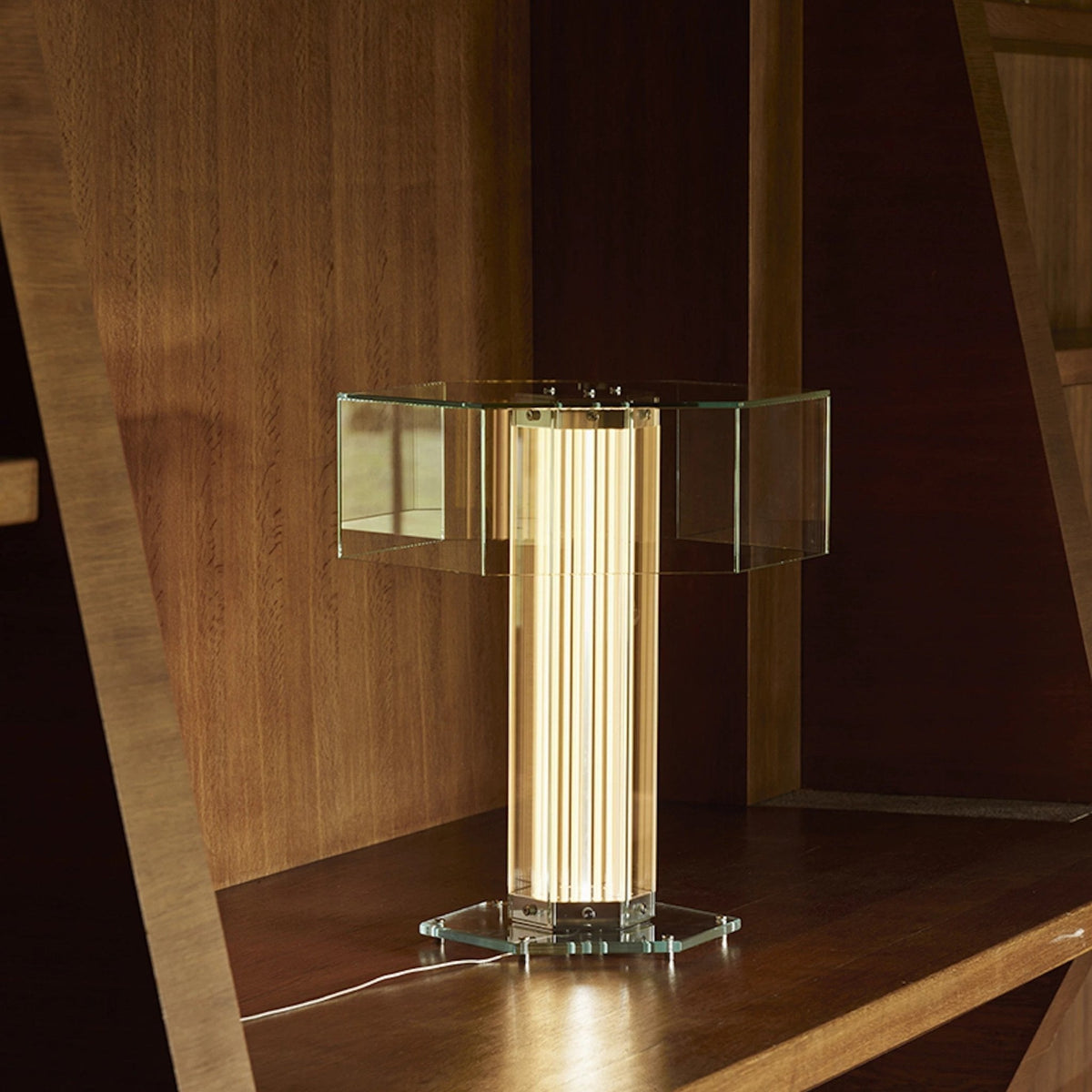 Bordlampe med sekskantet glas