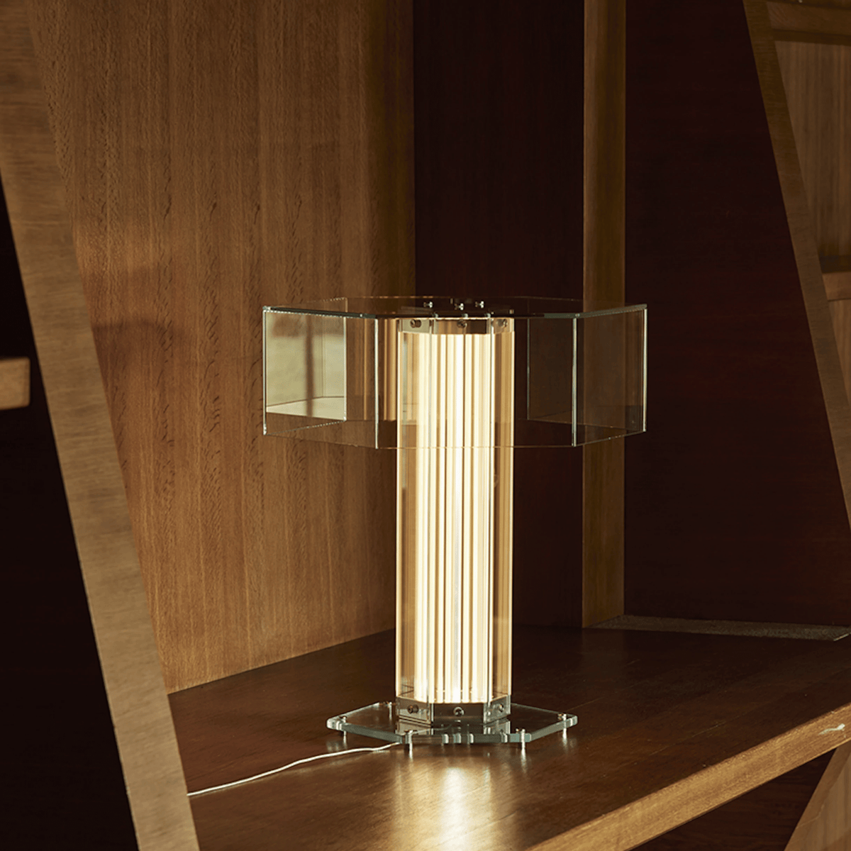 Bordlampe med sekskantet glas