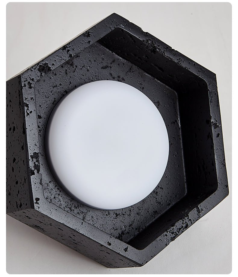 Hexara hexagonal taklampa i svart travertin