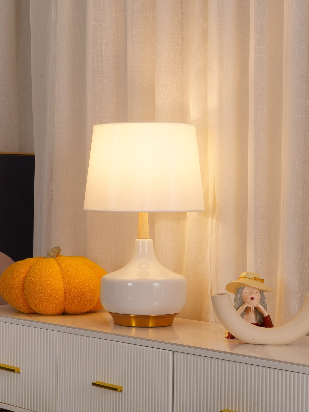Candeeiro de mesa minimalista de resina Lennon