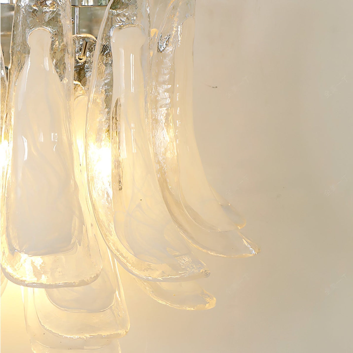 Celarelle væglampe med kronbladsformet glas i hesteskoformet minimalistisk design