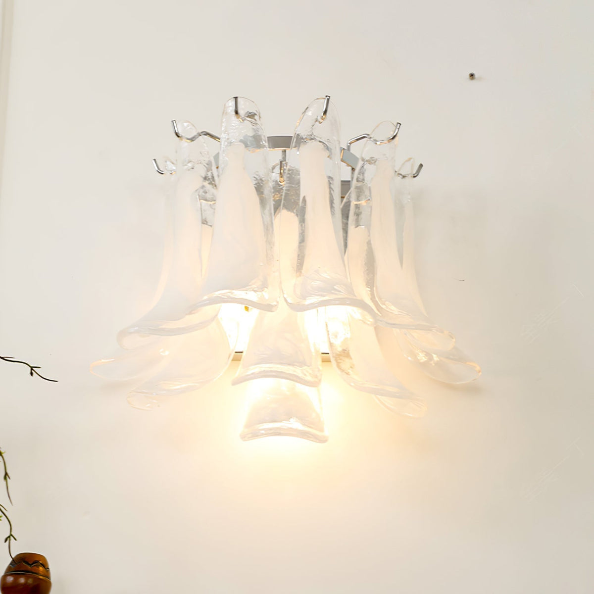 Celarelle væglampe med kronbladsformet glas i hesteskoformet minimalistisk design