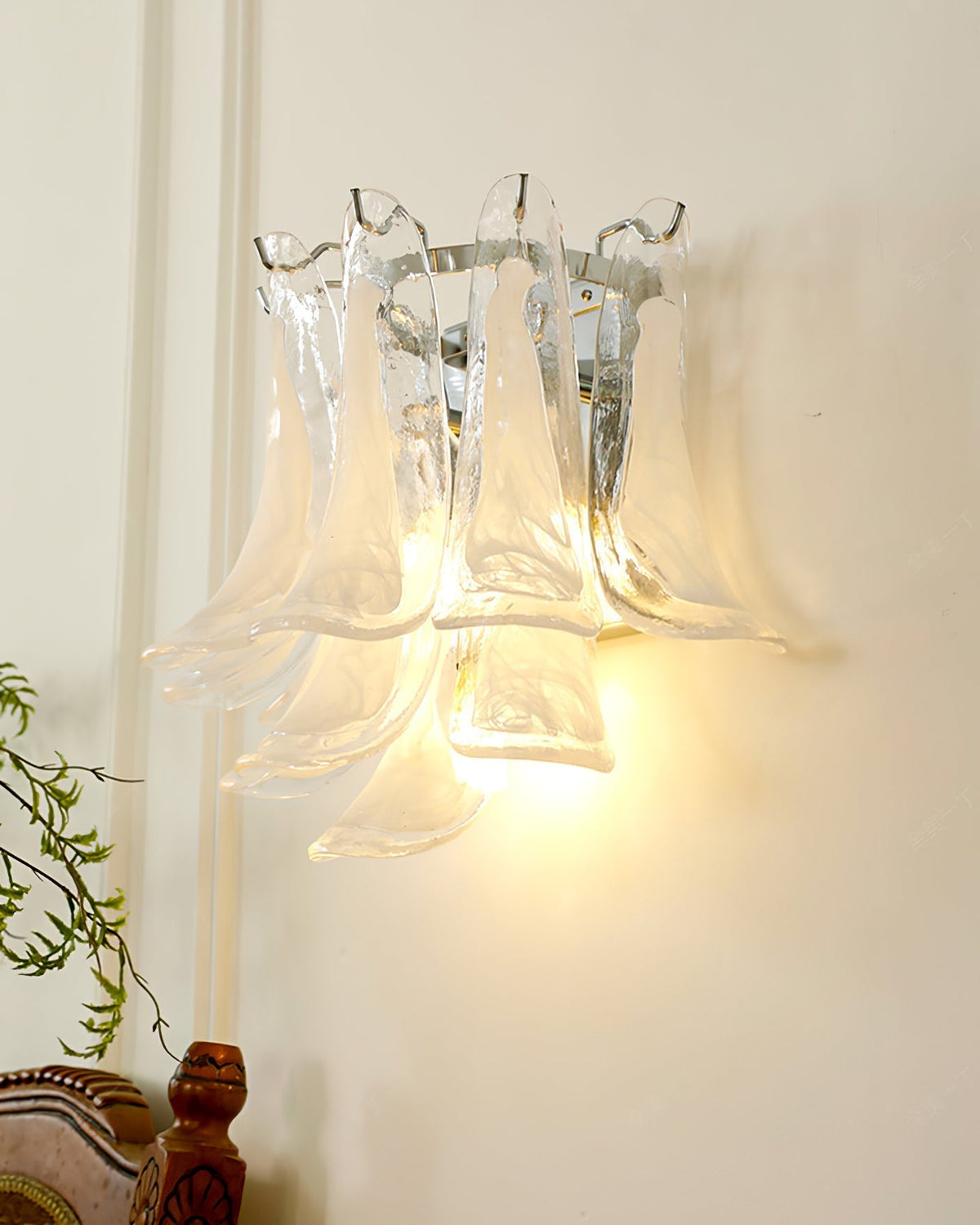 Celarelle væglampe med kronbladsformet glas i hesteskoformet minimalistisk design