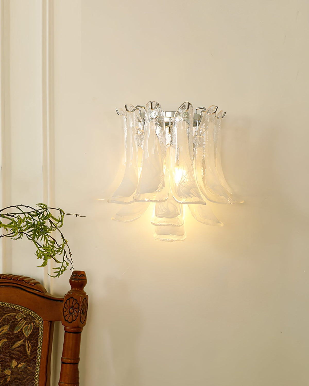 Celarelle væglampe med kronbladsformet glas i hesteskoformet minimalistisk design
